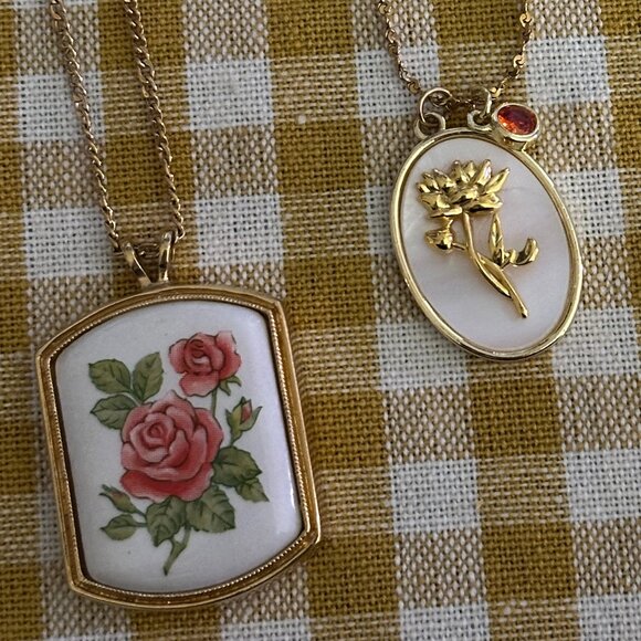 Assorted Gold Costume Jewelry Necklaces - Picture 3 of 3